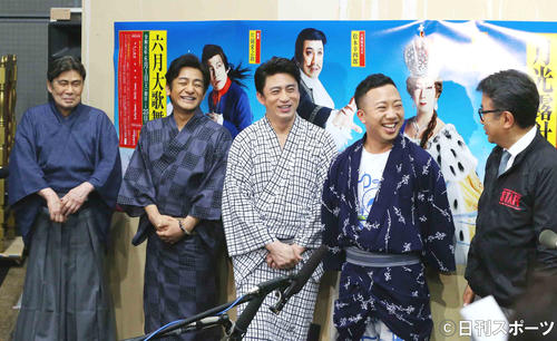 歌舞伎座六月大歌舞伎「月光露針路日本　風雲児たち」の囲み取材の様子