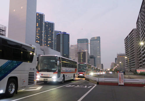 選手村予定地周辺での交通実証テストの様子。75台のバスが隊列を組んで走行する