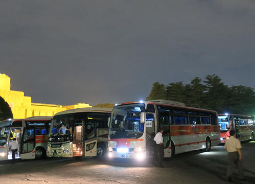 バスの隊列は、選手の降車場所のひとつに予定されている外苑・絵画館前に到着