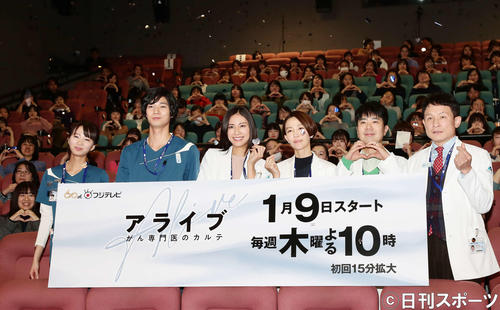 2020年1月6日、ドラマ「アライブ　がん専門医のカルテ」の舞台あいさつで写真に納まる、左から岡崎紗絵、清原翔、松下奈緒、木村佳乃、藤井隆、木下ほうか（撮影・丹羽敏通）