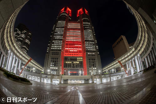 赤くライトアップされた都庁舎