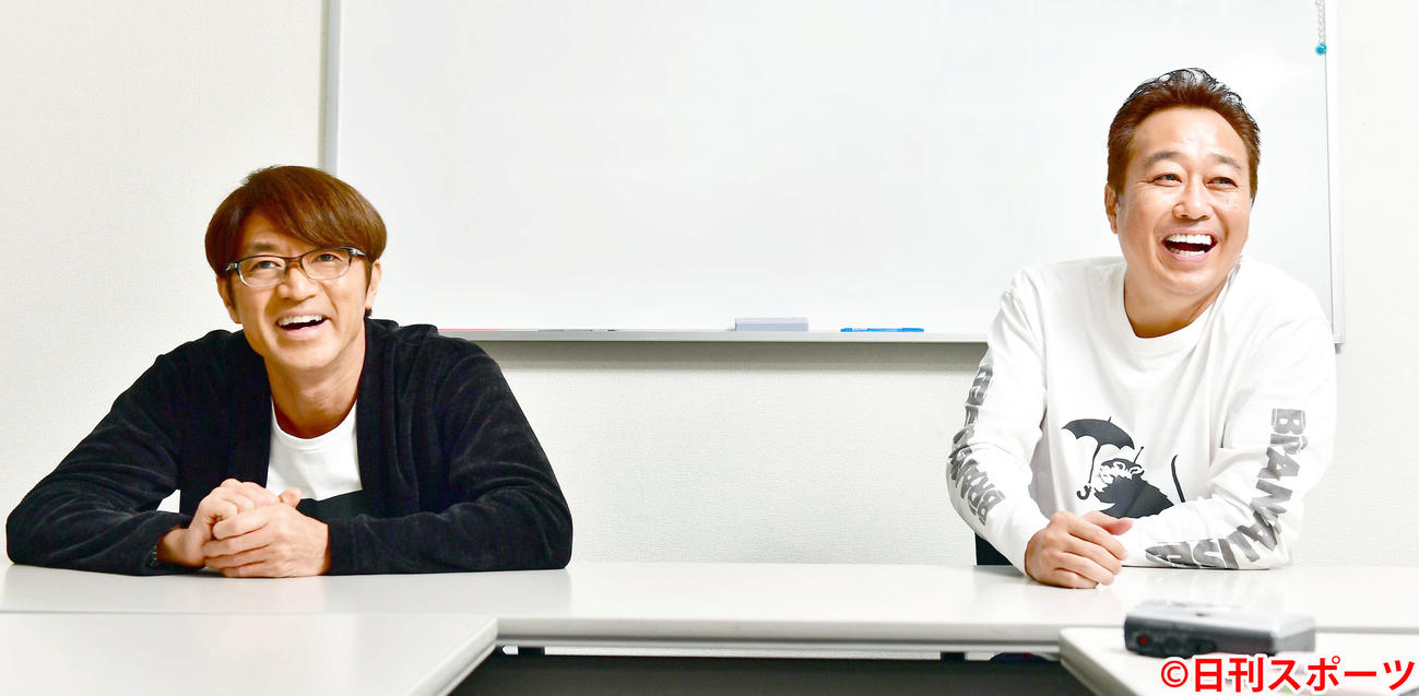 インタビューで語る、さまぁ～ずの大竹一樹（左）と三村マサカズ（撮影・小沢裕）