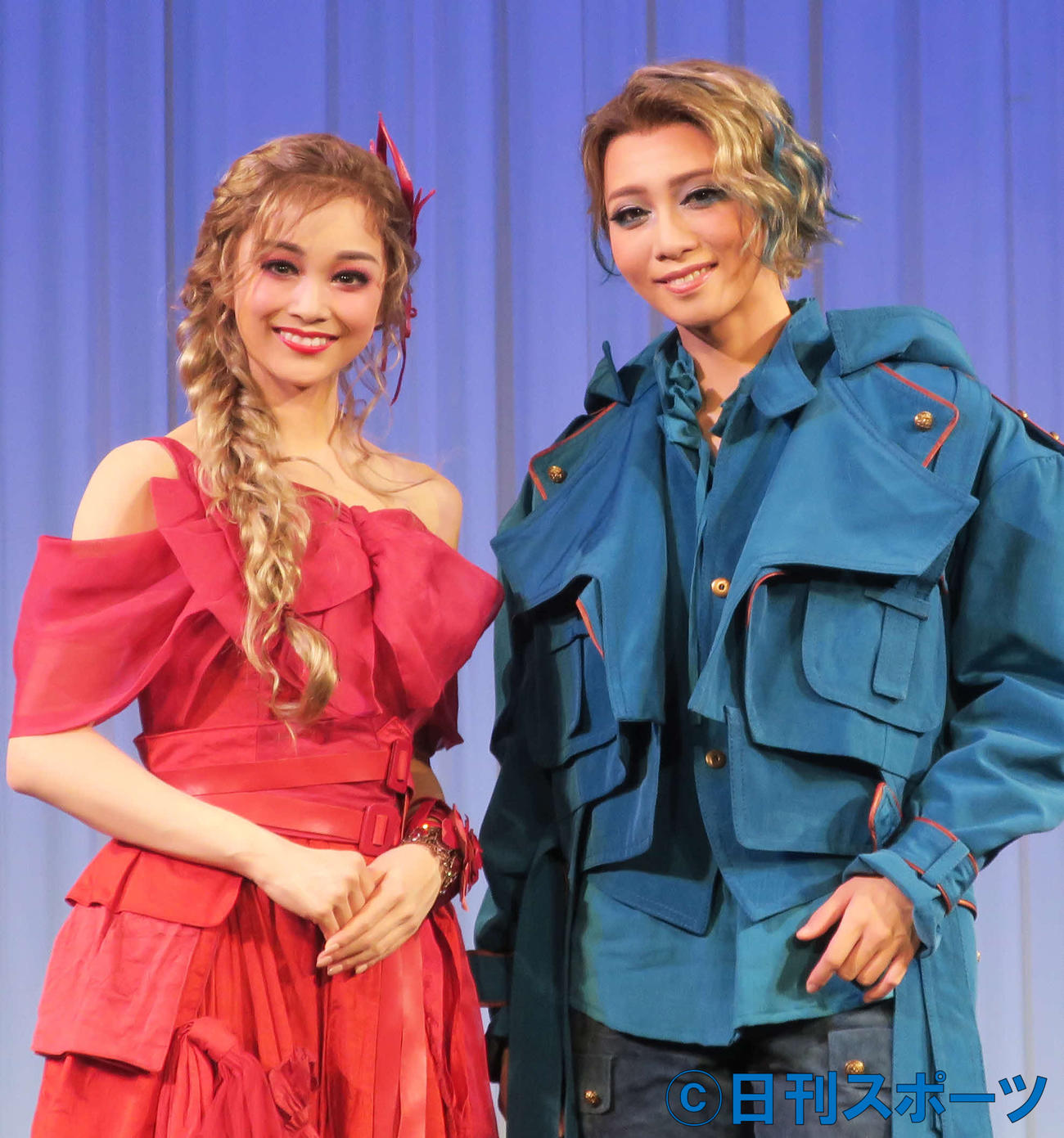 宝塚歌劇星組公演「ロミオとジュリエット」の制作発表で。トップスターの礼真琴（右）と娘役トップの舞空瞳