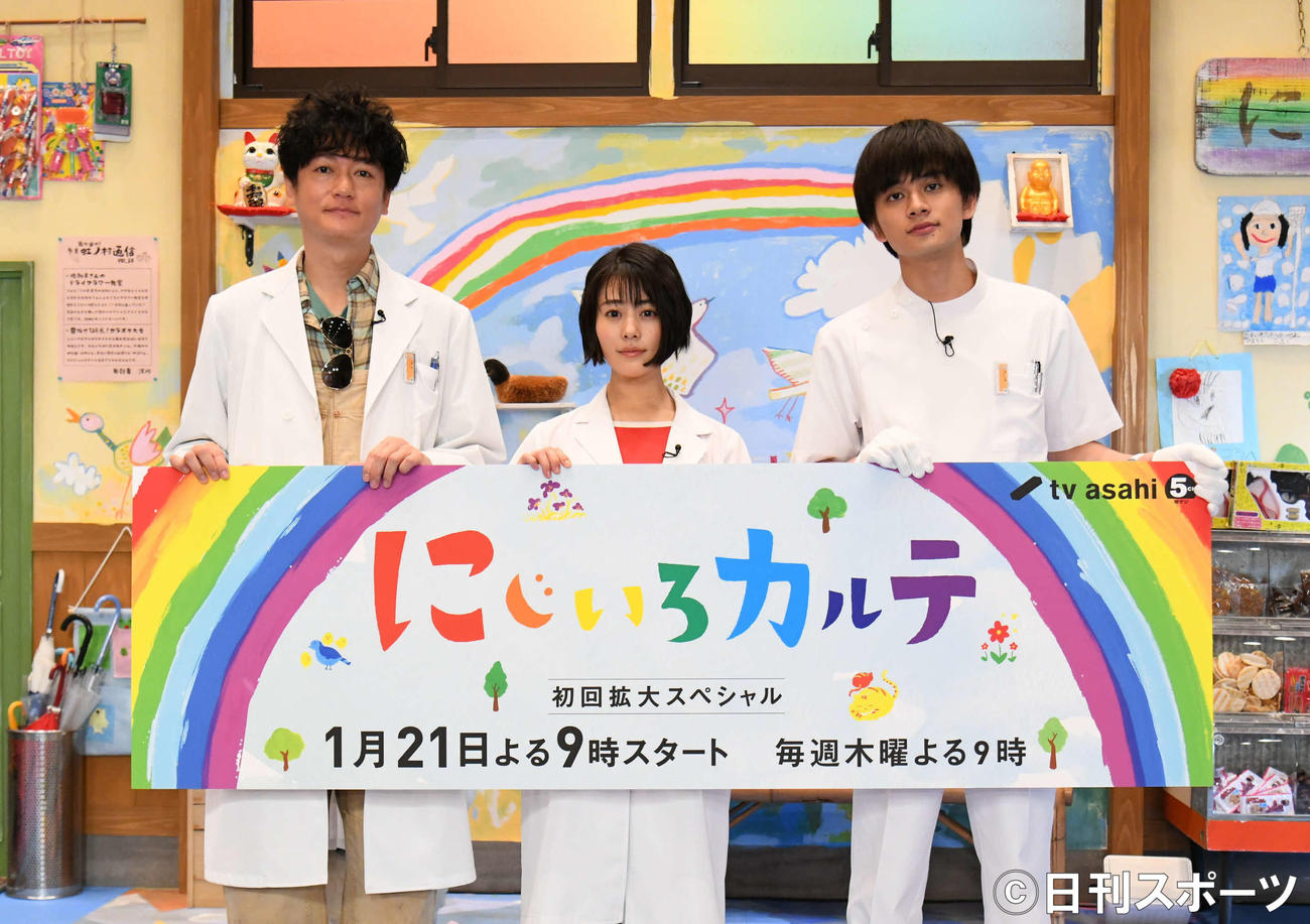 テレビ朝日系ドラマ「にじいろカルテ」リモート交流会を行った、左から井浦新、高畑充希、北村匠海