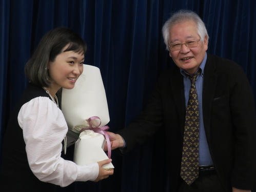 「第9回市川森一脚本賞」発表会で。左は受賞者の倉光泰子さん