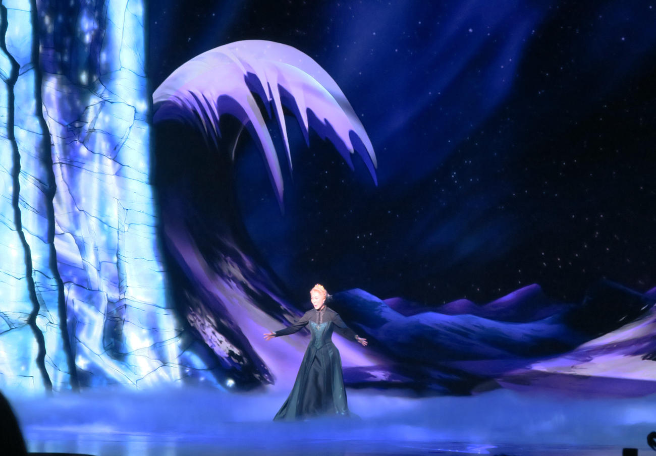 劇団四季ミュージカル「アナと雪の女王」のゲネプロで。世界を氷に変えていくエルサ（岡本瑞恵）