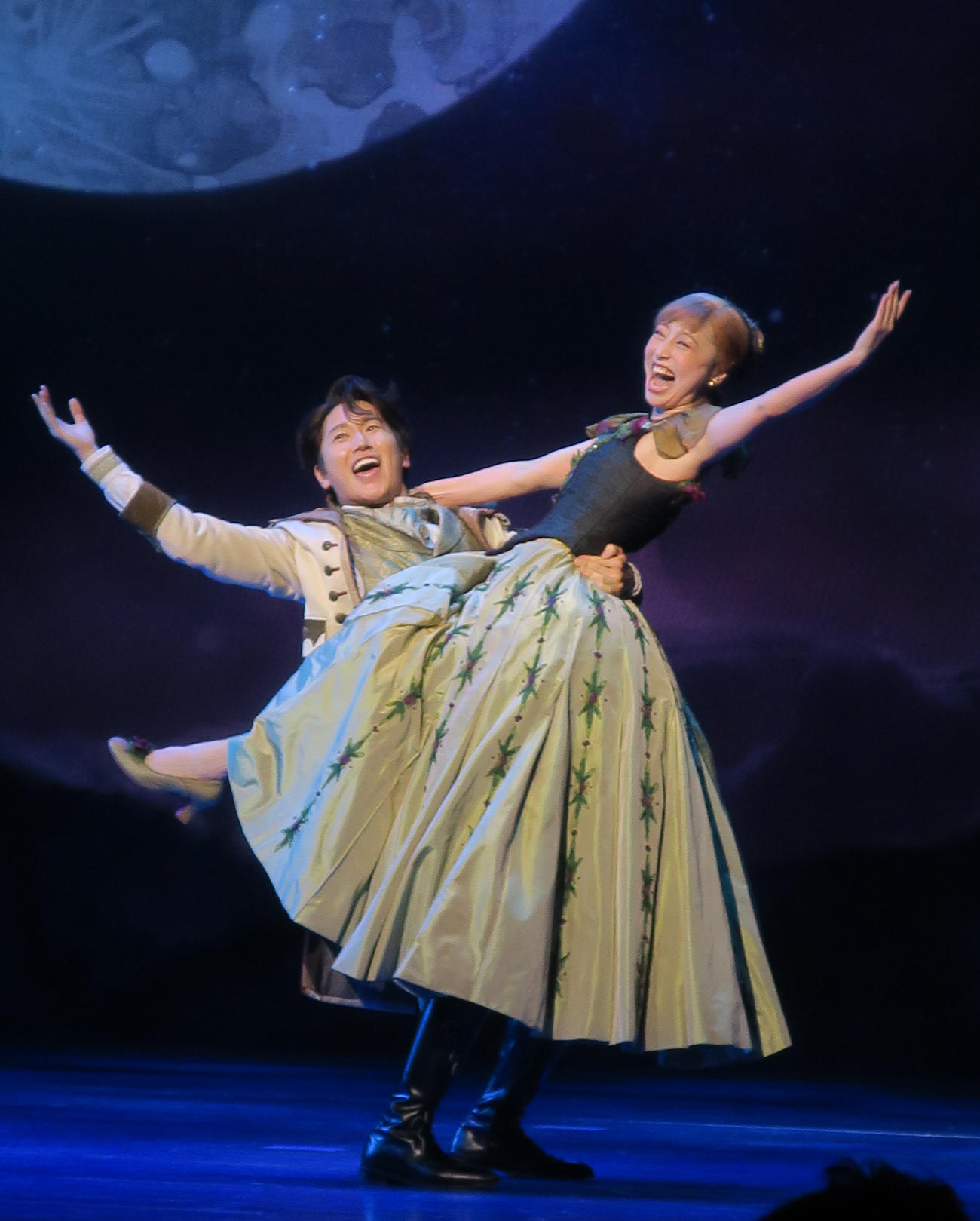 劇団四季ミュージカル「アナと雪の女王」のゲネプロで。王子と踊るアナ（三平果歩＝右）