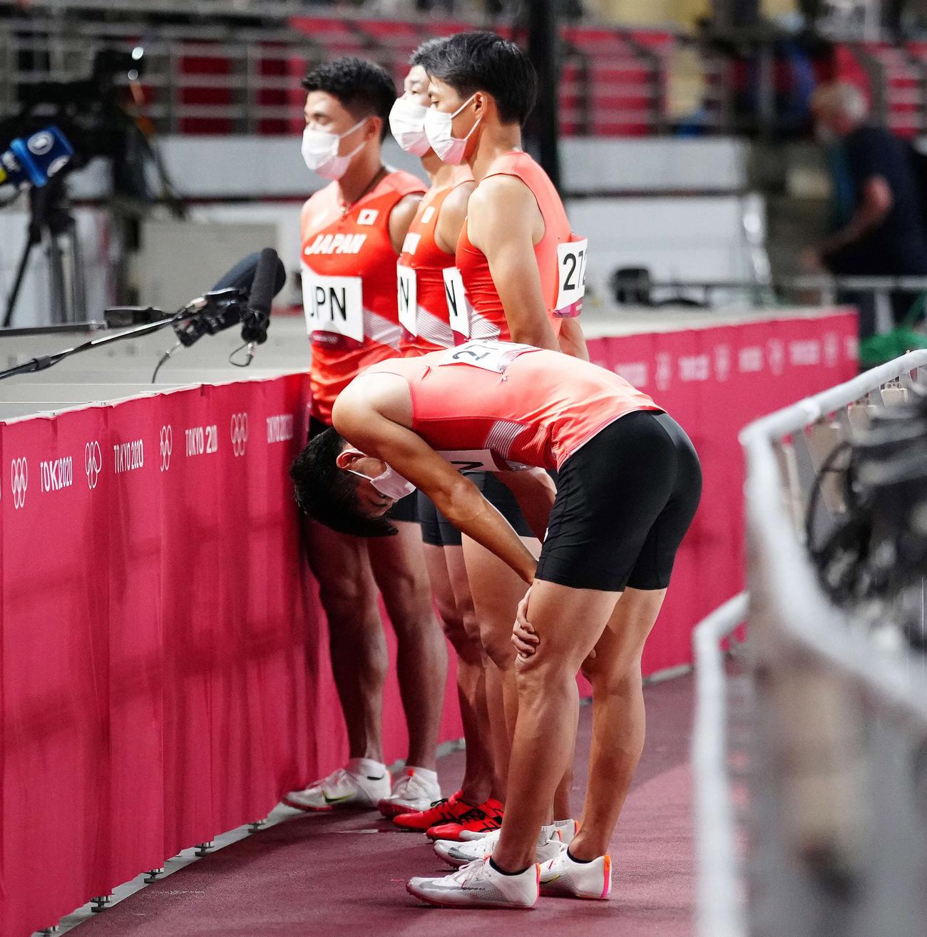 途中棄権となった決勝を終え、インタビューを受ける陸上男子400メートルリレーの日本チーム。手前はうなだれる多田修平