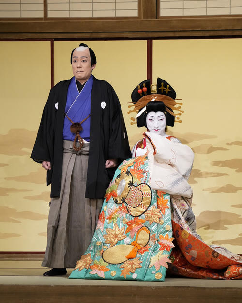 舞台「赤坂大歌舞伎」。左から、中村勘九郎、中村七之助