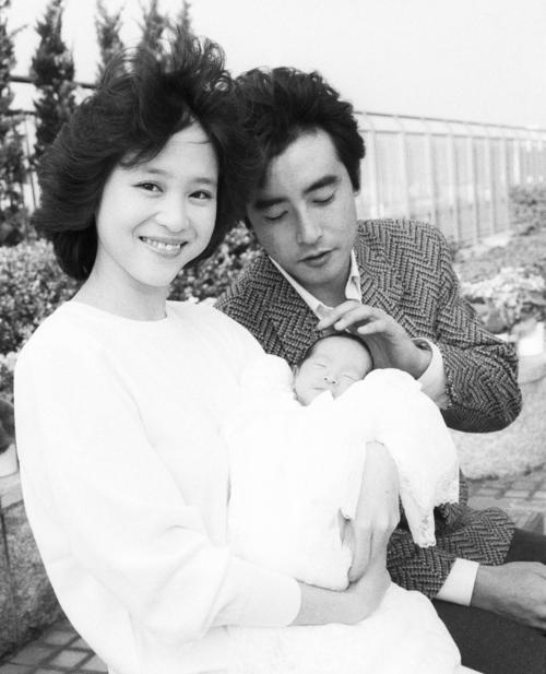 長女、神田沙也加さんをお披露目する松田聖子さん(左)と神田正輝さん（1986年10月撮影）