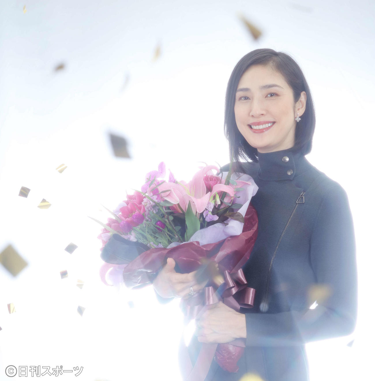 第34回日刊スポーツ映画大賞主演女優賞を受賞し、ペーパーシャワーで祝福を受ける天海祐希