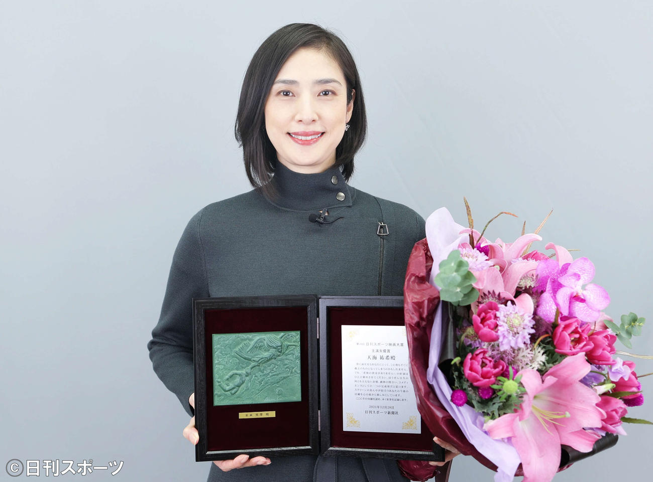 第34回日刊スポーツ映画大賞主演女優賞を受賞した天海祐希