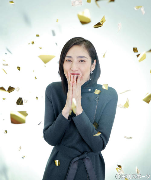 第34回日刊スポーツ映画大賞主演女優賞を受賞し、ペーパーシャワーで祝福を受ける天海祐希