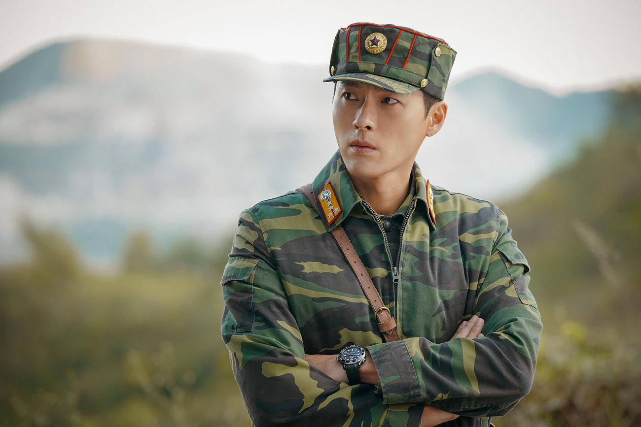 ヒョンビン演じるジョンヒョクは、北朝鮮将校にして中央幹部の次男。Netflixシリーズ「愛の不時着」独占配信中