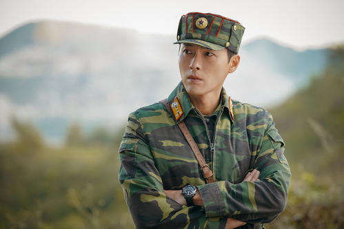 ヒョンビン演じるジョンヒョクは、北朝鮮将校にして中央幹部の次男。Netflixシリーズ「愛の不時着」独占配信中