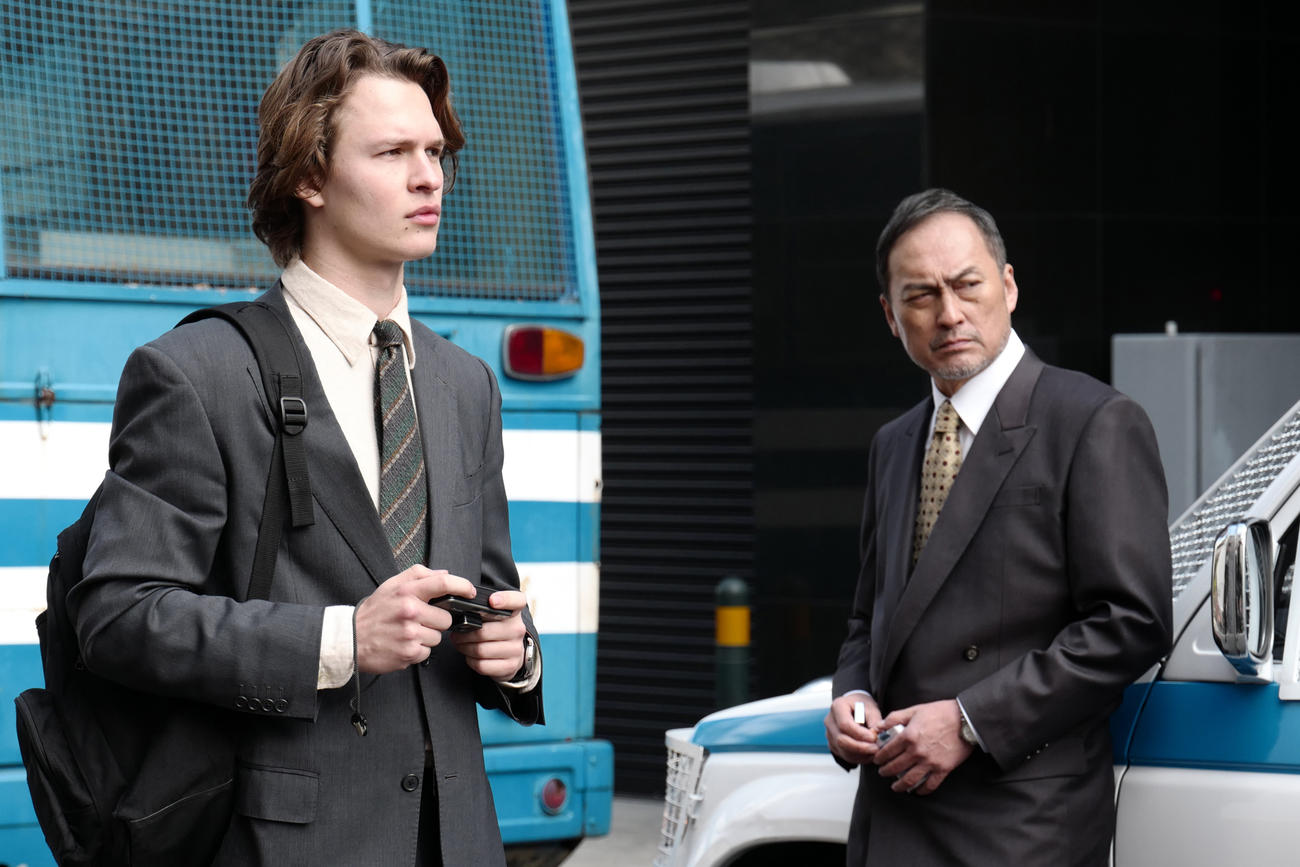 WOWOWオリジナルドラマ「TOKYO VICE」。左から、アンセル・エルゴート、渡辺謙（C）HBO Max／James Lisle