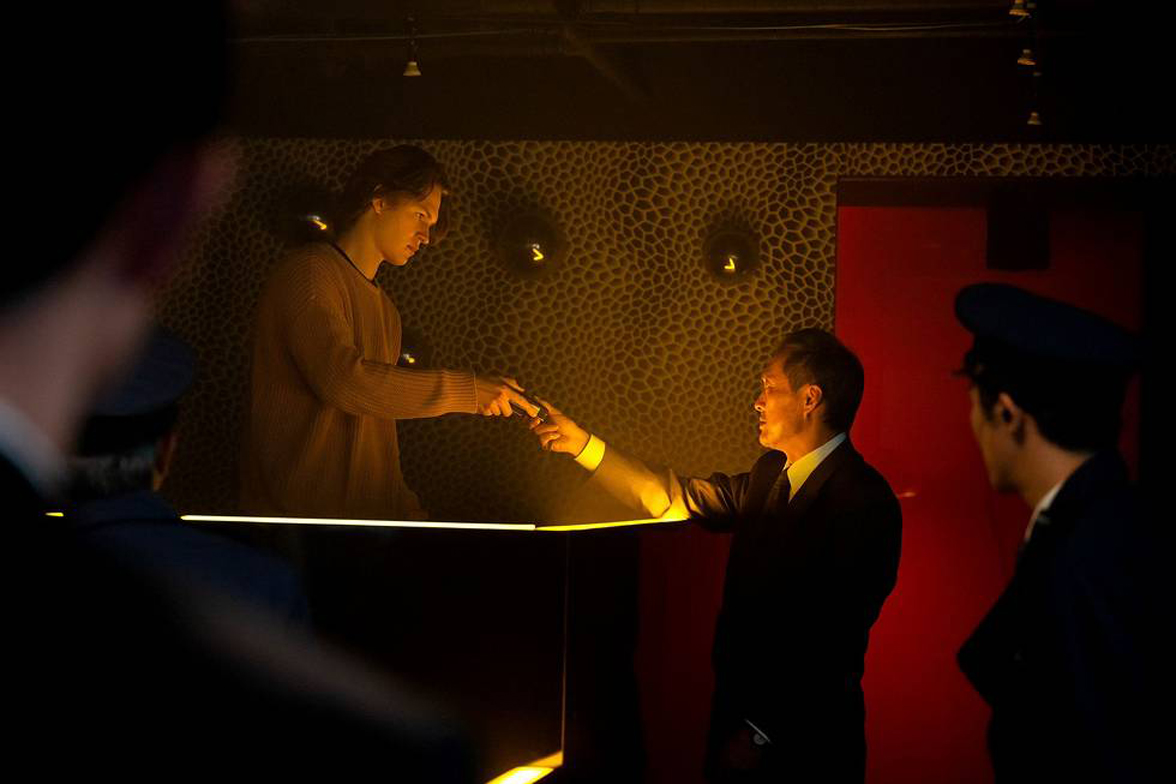 WOWOWオリジナルドラマ「TOKYO VICE」。左から、アンセル・エルゴート、渡辺謙（C）HBO Max／James Lisle