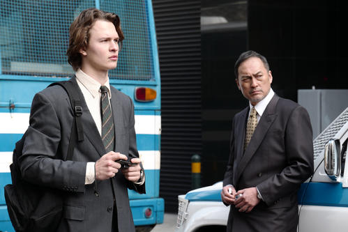 WOWOWオリジナルドラマ「TOKYO VICE」。左から、アンセル・エルゴート、渡辺謙（C）HBO Max／James Lisle