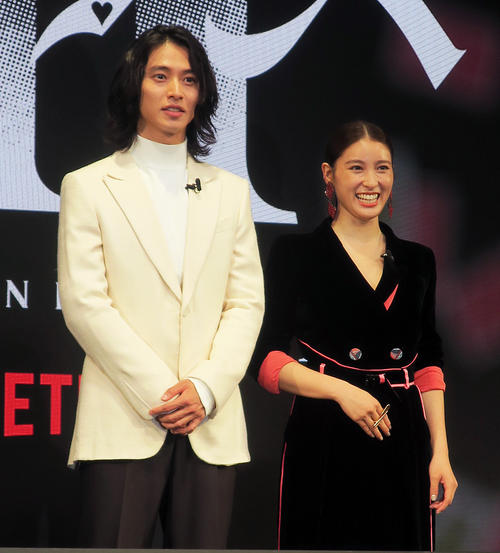 Netflixグローバルファンイベト「TUDUM Japan」に登場し、Netflixシリーズ「今際の国のアリス　シーズン2」の見どころを語る山崎賢人（左）と土屋太鳳