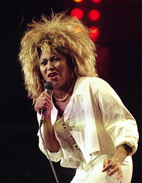 85年、米ニューヨークのマディソンスクエアガーデンで歌うティナ・ターナーさん（AP）