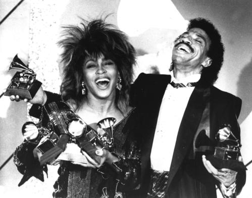 ティナ・ターナーさん（左）と歌手のライオネル・リッチーさん＝1985年2月、米ロサンゼルス（AP＝共同）