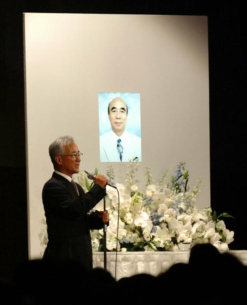 07年6月、「横山ノックを天国へ送る会」で横山ノックさんの写真の前でエピソードを話す上岡龍太郎さん