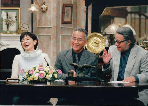 探偵ナイトスクープ放送初期、スタジオで共演した、、左から岡部まり、上岡龍太郎、キダタロー（C）ABCテレビ