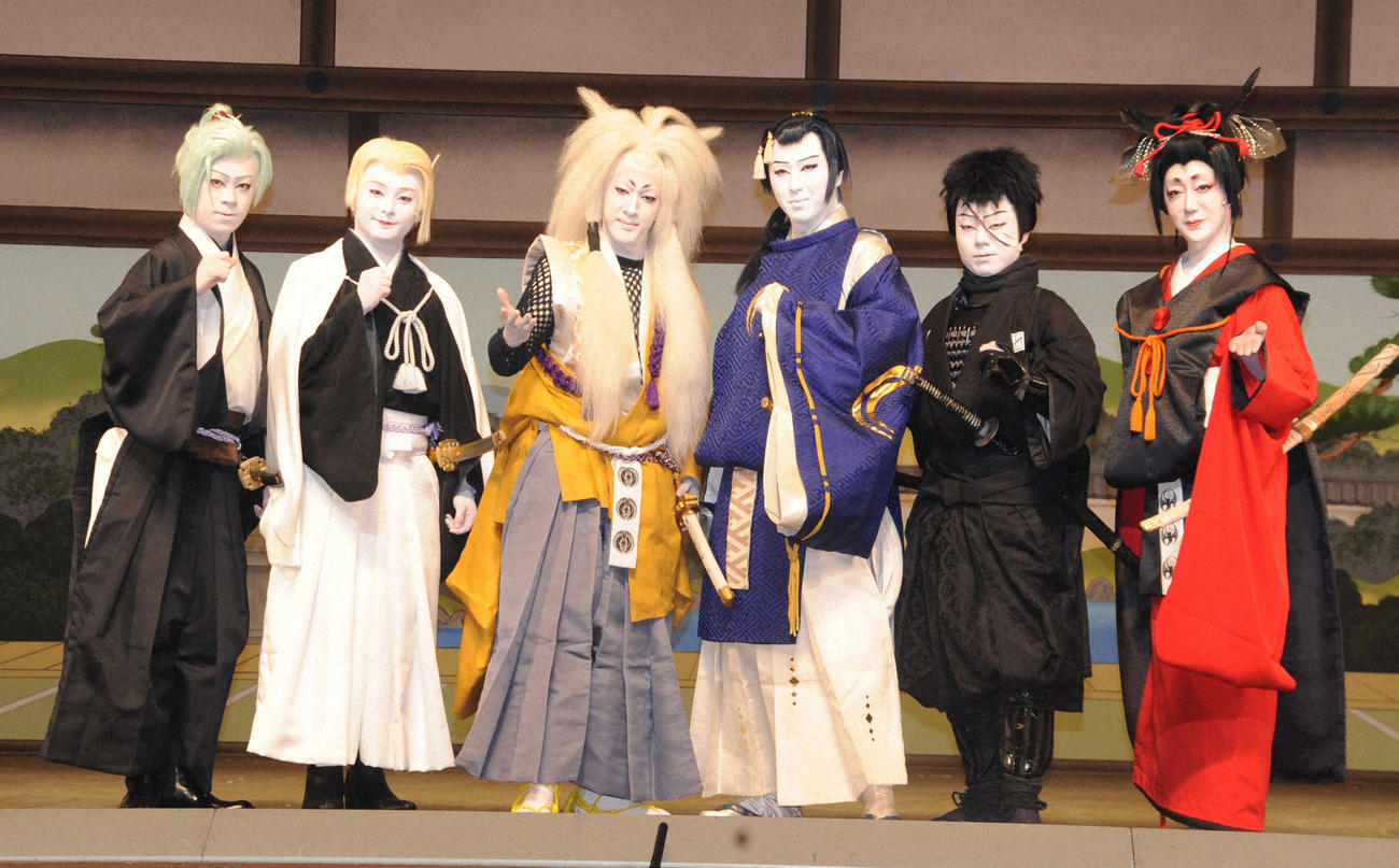 新作歌舞伎「刀剣乱舞　月刀剣縁桐」の出演者たち。左から、上村吉太朗、中村莟玉、尾上右近、尾上松也、中村鷹之資、河合雪之丞