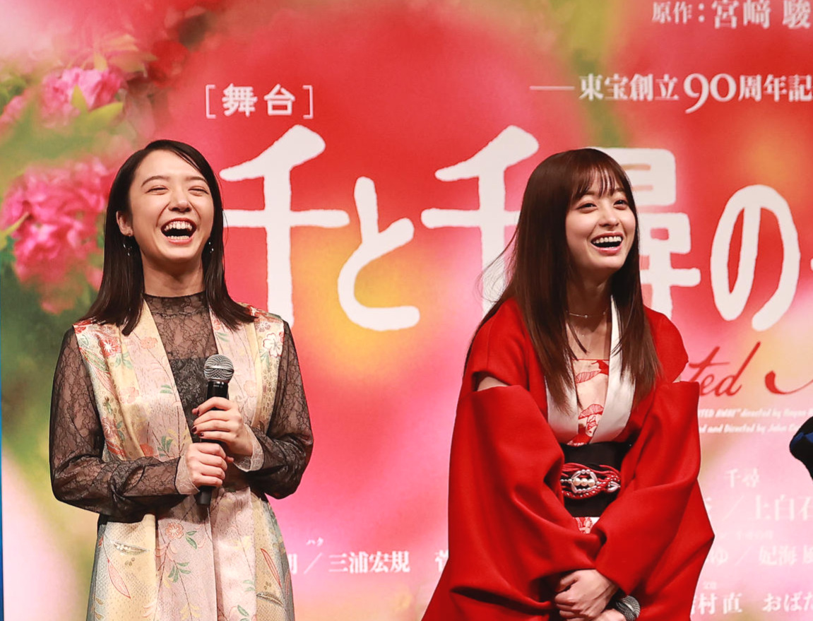 舞台「千と千尋の神隠し」制作発表に出席した上白石萌音（左）と橋本環奈（2021年撮影）
