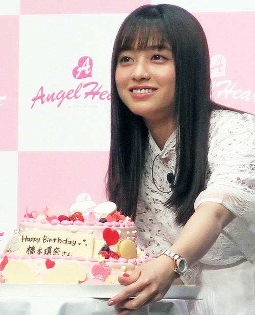 バースデーケーキに笑顔の橋本環奈（2020年撮影）
