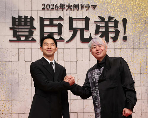 豊臣秀吉の弟秀長を演じる主演の仲野太賀（左）と握手する脚本を担当する八津弘幸（撮影・丹羽敏通）