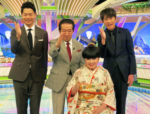 「世界ふしぎ発見！」最終回収録で。左から、石井亮次アナ、草野仁、黒柳徹子、野々村真