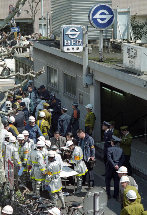築地駅前で救助活動を行う救急隊員ら（95年3月20日撮影）