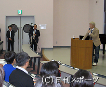 ３５０人を前に公開講座を開いた小室哲哉（撮影・村上久美子）