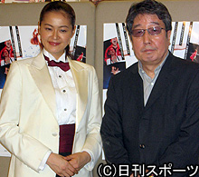 黒谷友香（左）とつかこうへい氏