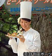 日比谷公園の松本楼でピースフルカレーの試食をしたアグネス・チャン