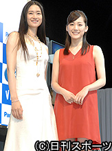 「ビエラ」新製品発表会に臨むＣＭキャラクターの小雪（左）と綾瀬はるか