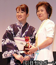 上杉香緒里（左）の歌自慢大会に母満子さんが内証で出場していた