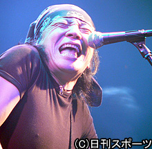 ライブで熱唱する世良公則
