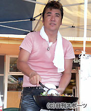 デビュー２０周年記念イベントで、汗だくでラーメンを作る小金沢昇司