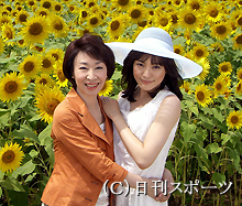 故夏目雅子さんを演じた仲間由紀恵。左は三田佳子（撮影・瀬津真也）