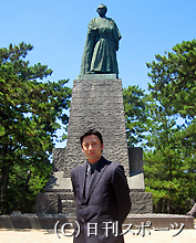 竜馬の銅像の前に立つ市川染五郎