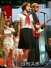 セーラー服姿でステージに立った三浦理恵子
