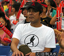 赤べこの応援スタンドで戦況を見守る宇梶総監督