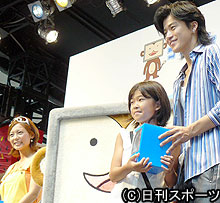 小栗旬（右）と相武紗季（左）はファンと交流