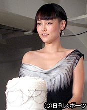 プラチナ・ジュエリーの普及イベントに出席した菊地凛子
