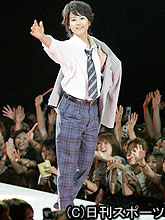 渋谷ガールズコレクションで投げキスする堀北真希（撮影・鹿野芳博）