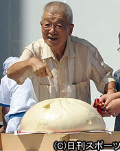 新宿中村屋の巨大中華まんに入刀する桂小金治