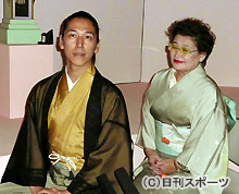 ムットーニ作品展を訪れた和泉元彌と節子さん（撮影・中野由喜）