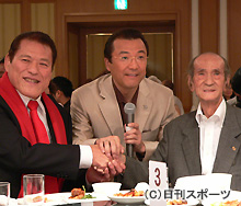 佳山明生（中央）の新曲発表会に駆けつけたアントニオ猪木（左）と川内康範氏